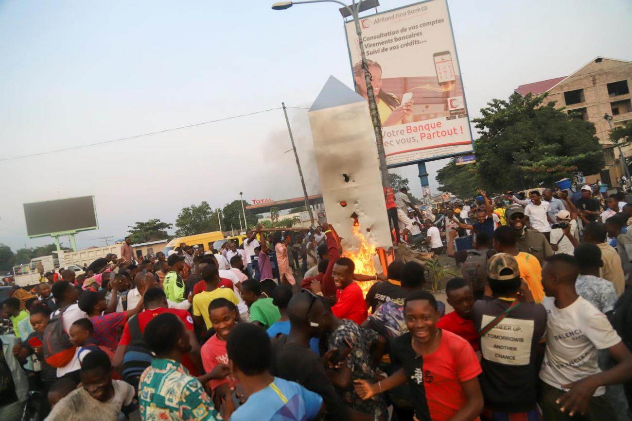  Residents set fire to the mysterious monolith that appeared in Kinshasa, Democratic Republic of Congo February 17, 2021. REUTERS/Kenni Katombe